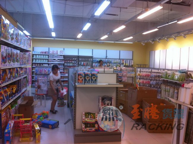 母嬰用品店貨架